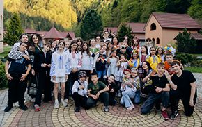 Креді Агріколь підтримав табір для відновлення дітей, які пережили втрату